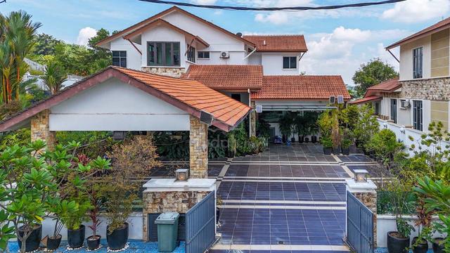 12,809 SQFT! Double Storey Bungalow Puncak Pinggiran Putra, Kajang 1