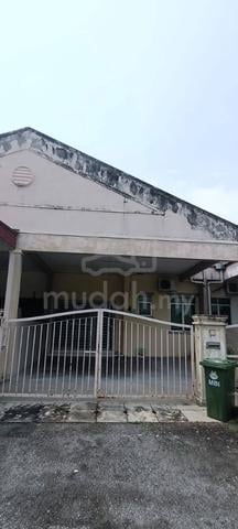 Pengkalan station 18 single storey house partially furnished for rent 1