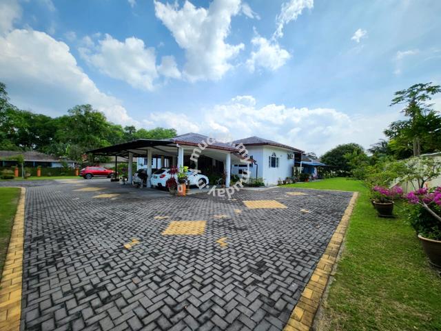 Bungalow with huge land superb landscape kubu gajah sg buloh wth pool 1