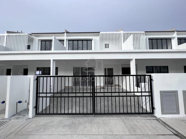 Sejati Lakeside 2stry 22x70 Intermediate house Cyberjaya setia safiro 1