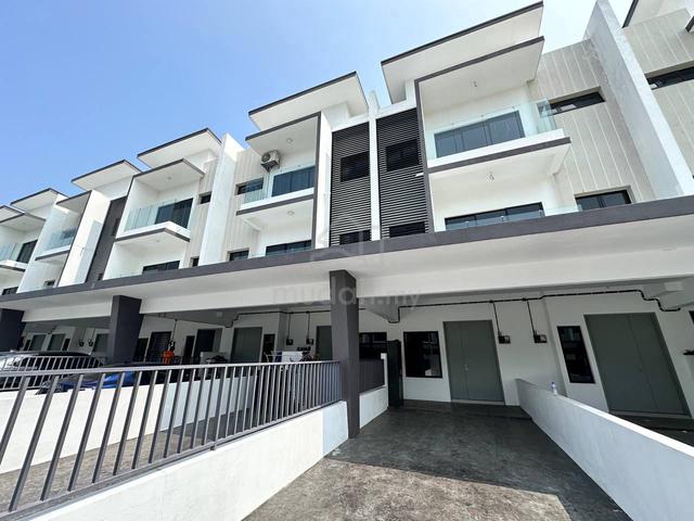 Townhouse 28 Residence, Taman Orkid, Salak Tinggi [Ground floor] 1