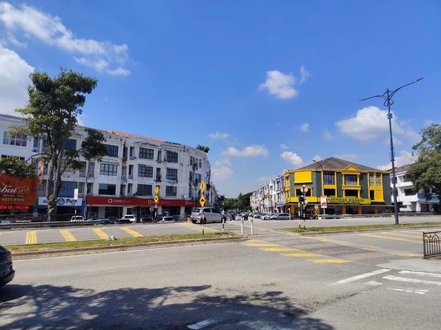 Facing Main Road Taipan USJ Shop Lot 4000sqft Prime Location for Rent 1