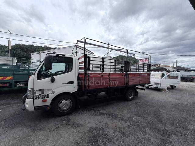 Hino XZU710R cargo 14.5ft 2017/2017 - photo 2 of 6