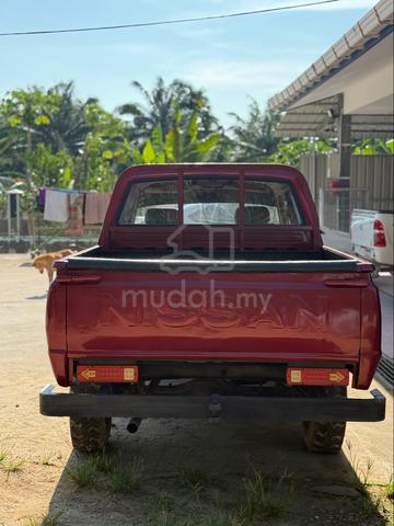 Nissan Datsun 720 4 Door - 4