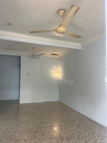 Singler story 3 rooms and 3 bath. 2 rooms aircond. wet and dry kitchen 1
