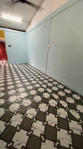 sebuah rumah di taman Chenderawasih jasin 2 bilik luas 1