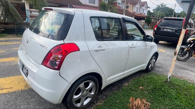 2011 Suzuki SWIFT 1.5 GLX FACELIFT (A) - 3