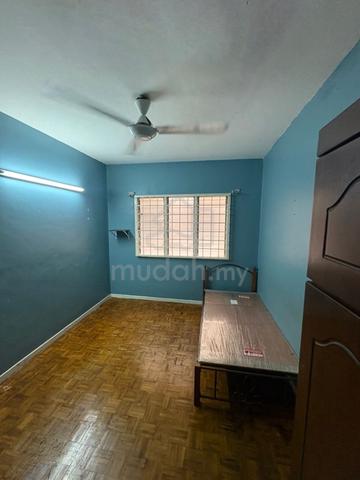 Middle room for rent at Vista Lavender 1