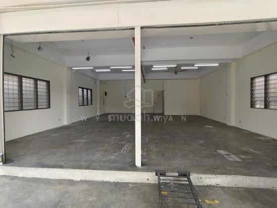 Ground floor for storage and warehouse in PJ 1