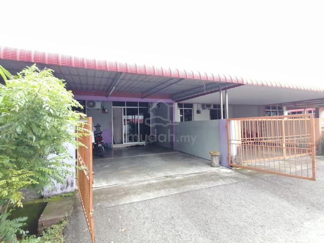 Teres 1 tingkat. Awning with sliding door. Taman Lagenda Padang Serai 1