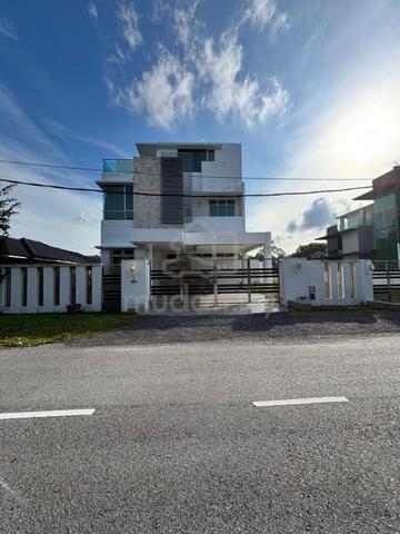 3 Storey Bungalow house for rent 1