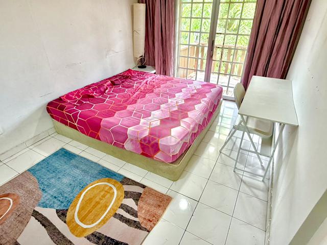 Bilik WANITA Queen A/C + Tgkp (Sekuriti 24/7, WiFi, parkir)jalanMRT 1