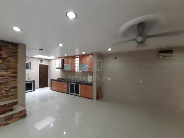 Well kept ,spacious and fully renovated at ground floor with ample lan 1