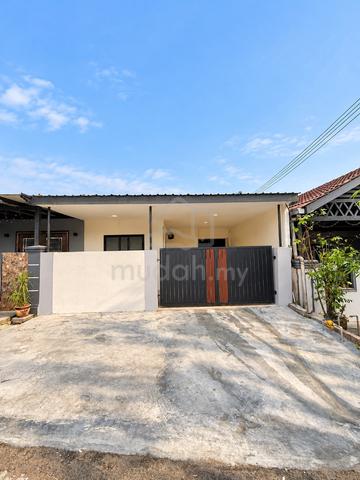 Taman Air Biru | Pasir Gudang Single Storey Terrace With Big Backyard 1
