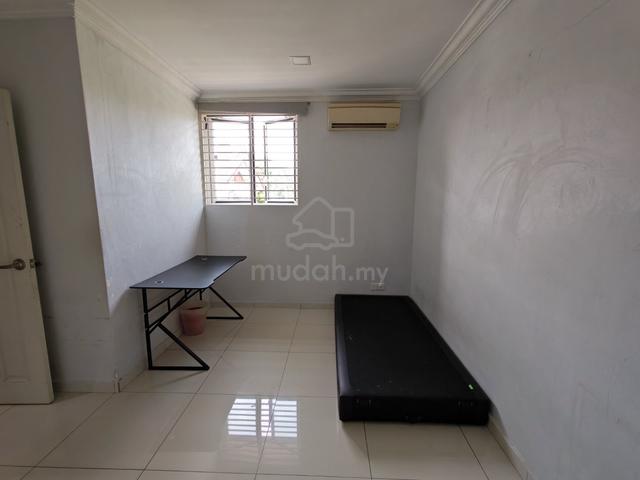 Spacious Mid-Room for Rent 1
