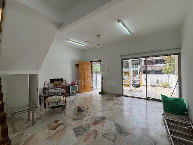 Seri Kembangan, Taman Universiti Indah 2 storey house reno like new 1