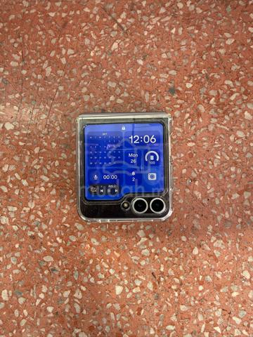 samsung z flip 6 256gb - photo 3 of 4