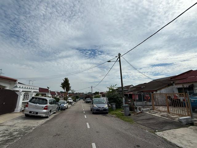 hot area TMN UNGKU TUN AMINAH jln PAHLAWAN single storey terrace origi 1