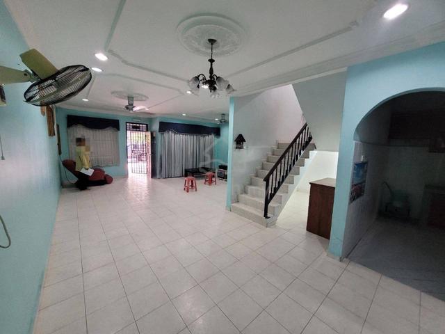 Rumah 2-tingkat Xhadap apa2 depan rumah Taman Sri Kluang for SALE! 3