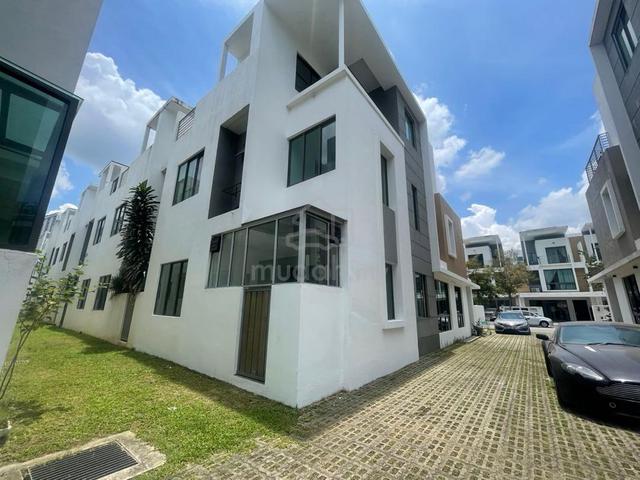 Cyberjaya Lakepoint Residence FREEHOLD 2.5 storey terrace Endlot 1