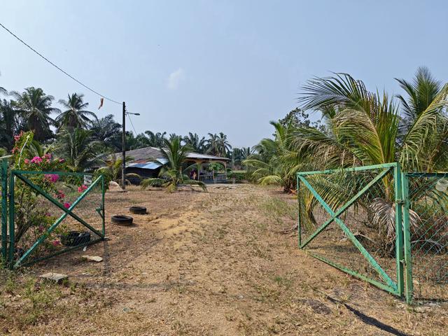 1 Acre Land + 3 Bedroom House, Kg Desa Makmur Pasir Gudang 1