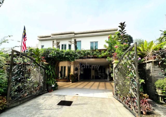 Beautiful Semi D House in Strategic location for Sale. 1