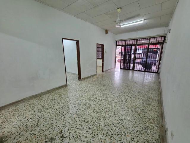 Jalan Laksamana, Taman Ungku Tun Aminah 1