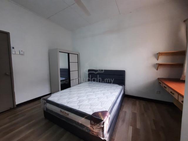 Fully Furnished Kota Kemuning Room for Rent! Near Shops and Bus-Stop! 1