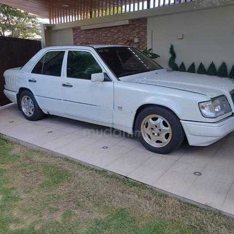 Classic Mercedes-Benz E200 (Automatic) - 1