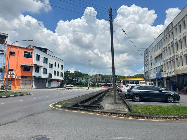 Hidden Gem, Facing Main Road, Good Traffic 4-Storey Shoplot @ Petanak. 1