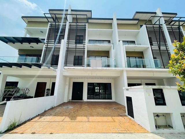 [Below Market] 3 Storey Terrace, Taman Anggun 3 ,Kota Emerald, Rawang 1