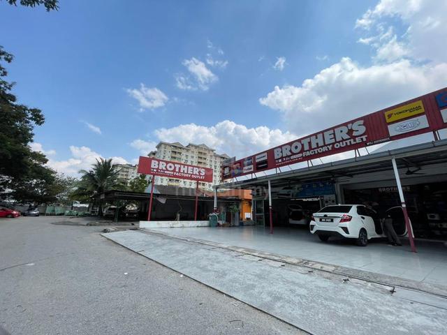 Shoplot used as warehouse or industrial area 1