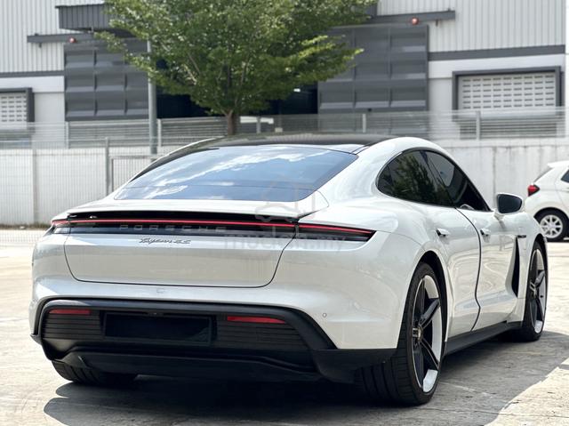 2020 Porsche TAYCAN 4S (A) Red Interior - 4