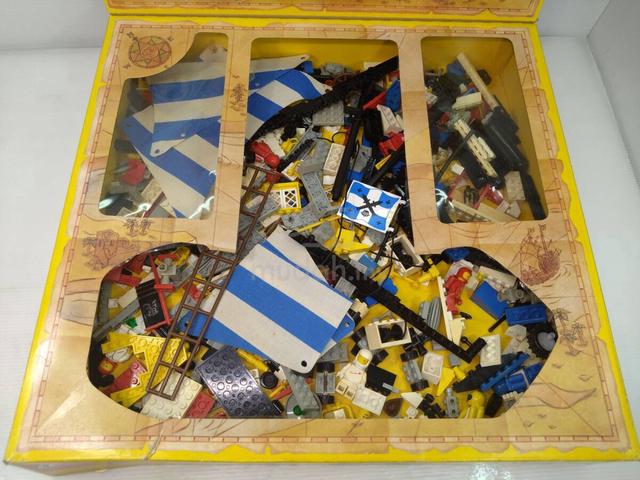 Classic LEGO Pirates Town Space Castle Collection - photo 6 of 6