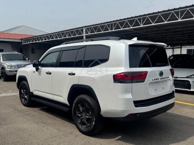 2024 Toyota LANDCRUISER 300 3.5 GR SPORT (A) - 5