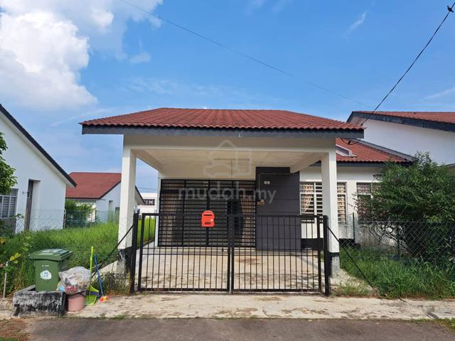Semi D for rent at Jalan Gambang - Batu 14 1