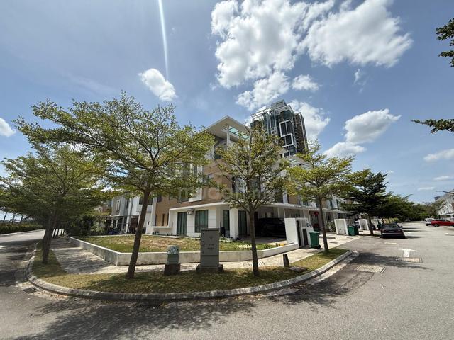 Renovated 3-Storey Corner Lot Lake Point Residence, Cyberjaya 1
