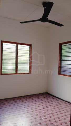 Bilik sewa lelaki parit 23 baroh, Hutan melintang 1