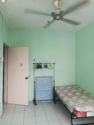 Bilik di Apartment Mawar Sari, Keramat perempuan sahaja 1