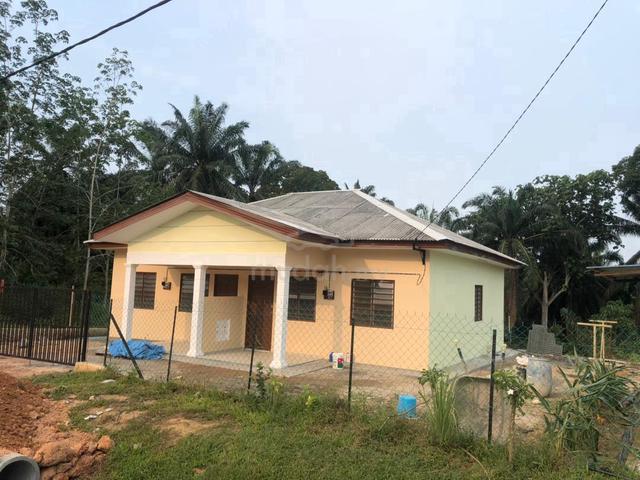 Rumah Batu Semi-D  Tepi Jalan Utama Kg Kemuning 1
