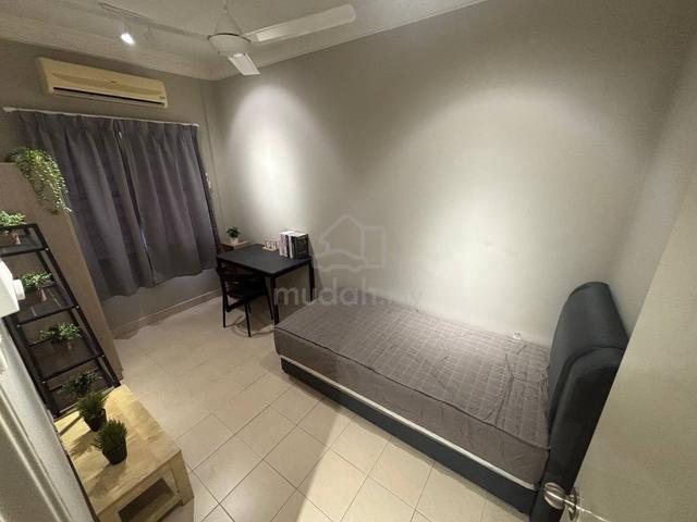 Kota Kemuning Female Only Medium Room For Rent Near Columbia Hospital 1