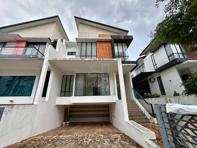 Freehold 2.5 Storey Panorama Lapangan Perdana semi-d for sales 1