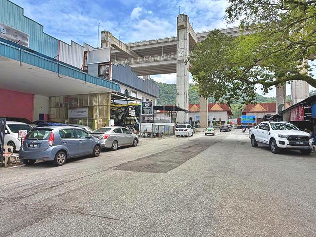 Rare unit Desa Tun Razak 2 adjoining Factory 1.5-Storey Link For Sales 1