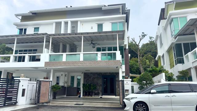 Rare Freehold Semi-D in Gated Community ā Walk to Min Sin School 1