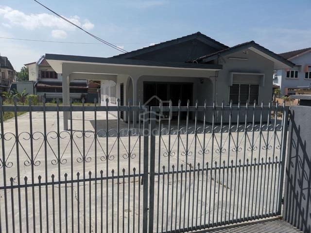 Super Large Single-storey Bungalow House 1
