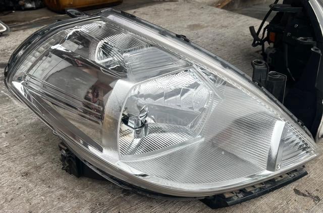 Nissan Latio C11 Head Lamp Hid Set P4279 07-12 - photo 3 of 6