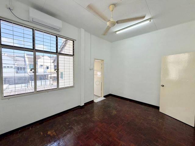 Sungai Ara 2 storey Terrace,4 air conditioning , repainted 1