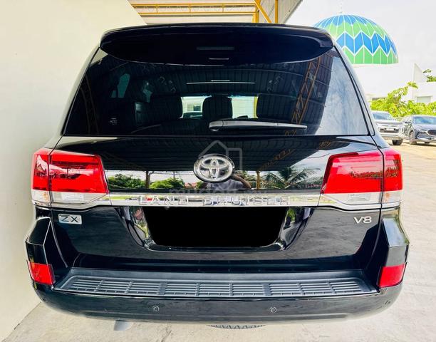 Toyota LandCruiser 4.6ZX URJ202 Facelift High Spec - 4
