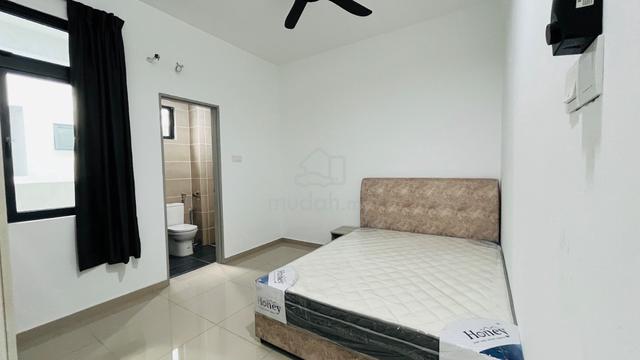 Middle Queen Room For Rent with own bathroom 1