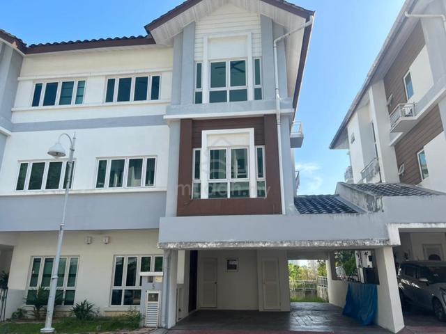 Sierra Vista 3 Storey Semi D Hill View GATED Basic Unit 2900sqft RARE 1